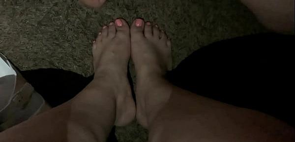  Cumshot on her hot sexy feet